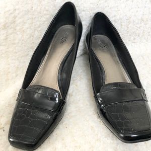 East 5th black faux alligator loafers size 8.5